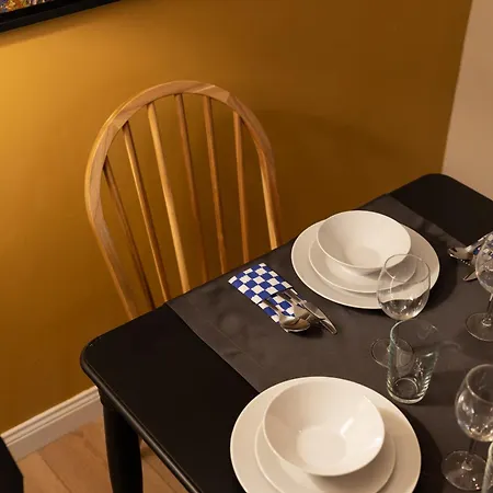 Renovated Flat Near Tram Ac