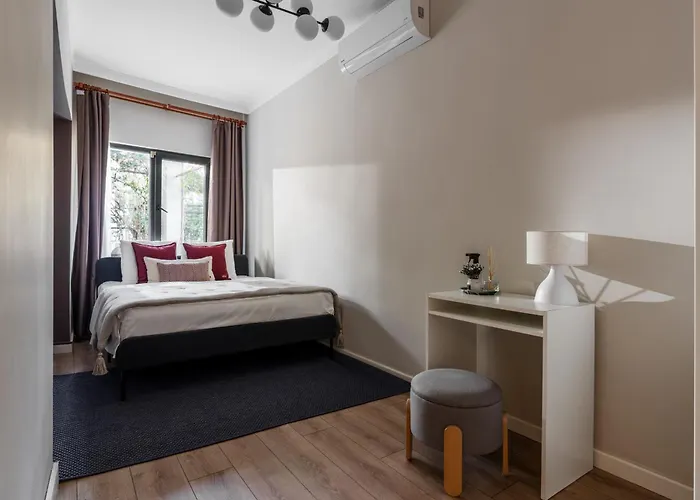 Renovated Flat Near Tram Ac