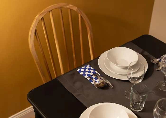 Renovated Flat Near Tram Ac