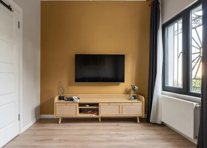 Renovated Flat Near Tram Ac Apartment